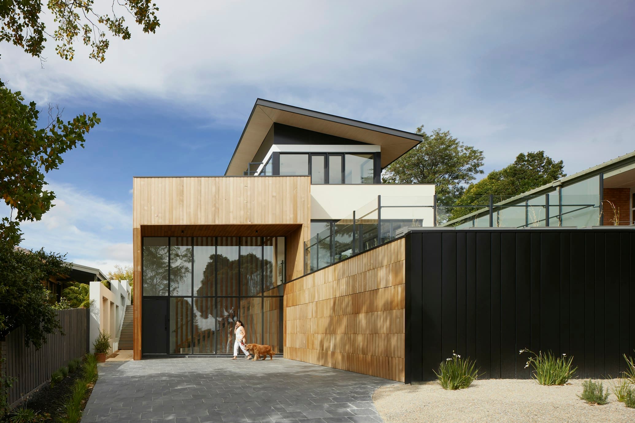 Modern Oakville estate with smart lighting